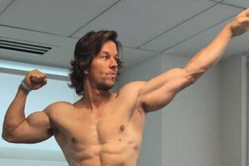 Mark Wahlberg's shirtless thirst trap on display: Watch