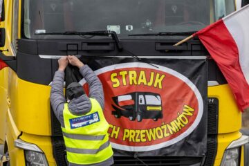 Thousands Wait at Ukraine Border After Polish Truckers Blockade It