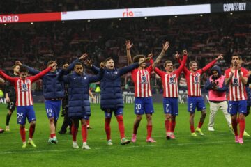 atletico madrid players celebrate their at the end of the spanish copa del rey king s cup football match against real madrid at the metropolitano stadium photo afp