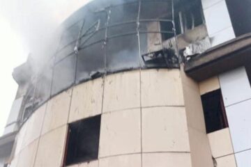 Massive fire engulfs shopping centre in Peshawar's Saddar