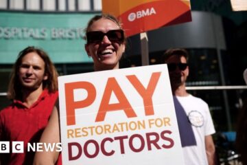 NHS consultants reject offer of double pay rise