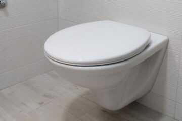 Up or down: Does closing toilet lid matter while flushing?